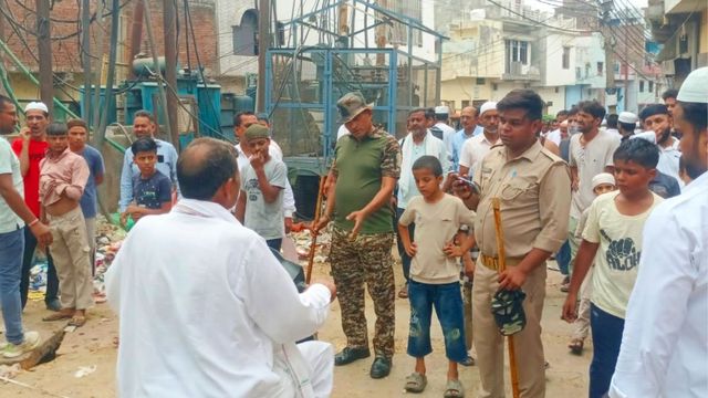 मुरादाबाद में नागफनी-लालबाग सड़क पर हटेगा अतिक्रमण; मकान व दुकानों पर लगाए 8-8 फीट के लाल निशान से मची खलबली