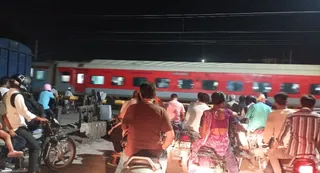 बंद कसया ढाला और गुजर रही ट्रेन। जागरण