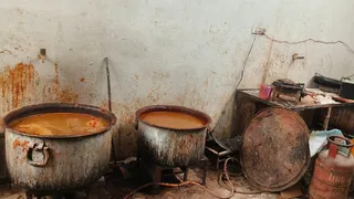 पुराना कलसिया रोड स्थित महादेव काम्प्लेक्स में संचालित आरएस फूड्स पर जांच के दौरान खाद्य विभाग की टीम को अस्वच्छ परिस्थितियों में तैयार होती मिली खाद्य सामग्री। सौ. विभाग