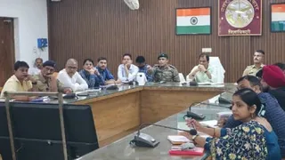 कलक्ट्रेट के नवीन सभागार में विभागीय अधिकारियों के साथ अग्निवीर भर्ती की तैयारियों के संबंध में बैठक करते अपर जिलाधिकारी प्रशासन संतोष बहादुर सिंह। सौ. सूचना विभाग