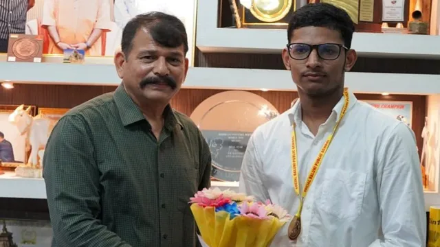 नीट परीक्षा में 614 अंक हासिल करने वाले प्रियांश को सम्मानित करते बलूनी ग्रुप के एमडी विपिन बलूनी।