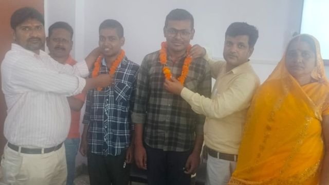भारत-नेपाल सीमा के पास के दो सगे भाइयों ने NEET UG 2026 में मारी बाजी, मैनाटांड में भव्य सम्मान