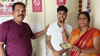 माता पिता ने उसके उज्ज्वल भविष्य की कामना की। फोटो स्वयं