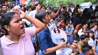 जंतर मंतर पर काकरोच जनता पार्टी के समर्थन में प्रदर्शन करते विभिन्न संगठन के पदाधिकारी व कार्यकर्ता। जागरण