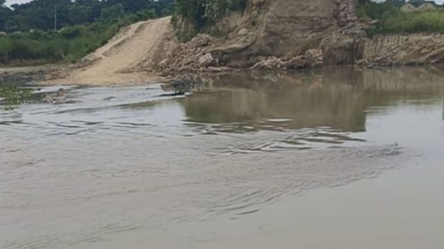 दरभंगा में खिराई नदी के पानी से बहा डायवर्सन, जाले के एक दर्जन गांवों का सड़क संपर्क टूटा
