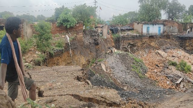 कतरास के केशलपुर में भीषण भू-धंसान, आधा दर्जन आवास जमींदोज, जमीन में पड़ी गहरी दरारें
