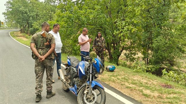 'हम दे देंगे सर, मत मारिए', गढ़वा में जान की भीख मांग रहे युवक को बदमाशों ने कनपटी पर मारी गोली; बाइक-कारतूस बरामद
