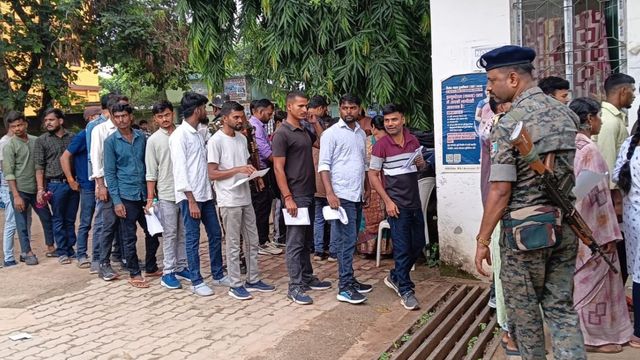 JSSC Exam: जामताड़ा में कड़ी सुरक्षा के बीच परीक्षा शुरू, 16 केंद्रों पर 4380 अभ्यर्थी हुए शामिल
