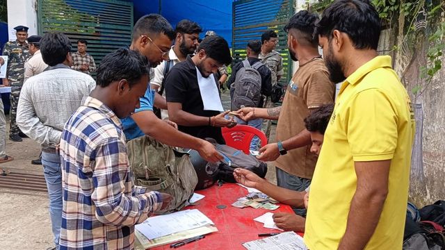 JSSC Exam: जामाताड़ा में युवाओं ने खोजा कमाई का﻿ नया जरिया, बैग रखने के नाम पर वसूले ₹20-30
