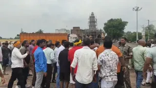 पुलिस के सामने भिड़ते मेला कमेटी के लोग। (फोटो जागरण)