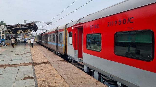 भीड़ को देखते हुए रेलवे का बड़ा फैसला, कोलकाता से कानपुर और आगरा के बीच चलेंगी स्पेशल ट्रेनें