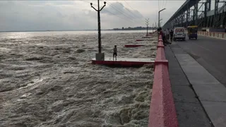 कोसी बराज से छोड़ा गया पानी। फोटो जागरण