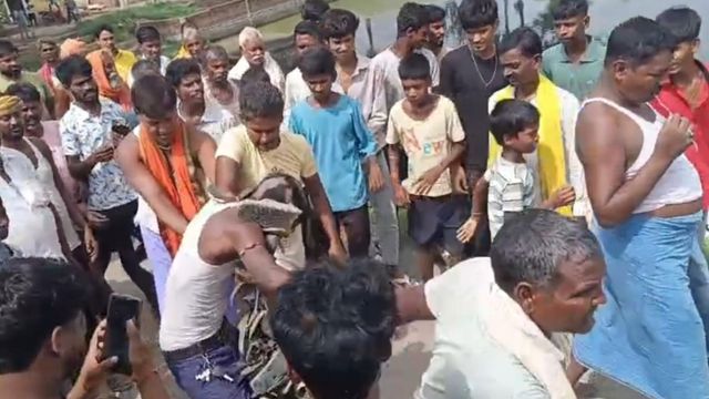 लखीसराय में विधवा के घर घुसा युवक, गांव वालों ने पंचायत बुलाकर मुंडवाया सिर; जूते-चप्पल की पहनाई माला

