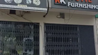 रिहायशी इलाकें में बनी दुकानें।