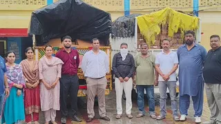 बाजपुर में नकली दवा बनाने के मामले में पकड़े गए आरोपित (चेहरे पर रुमाल बांधे) व बरामद माल के साथ एसटीएफ, औषधि नियंत्रण, आबकारी और पुलिस की संयुक्त टीम। जागरण