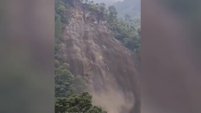 बागेश्वर के कपकोट तहसील के रमाड़ी ग्राम पंचायत के मौनधुरा तोक में हुआ भारी भूस्खलन।
