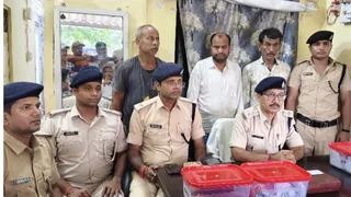चकिया में पकड़े गए बदमाशों के साथ एसडीपीओ संतोष कुमार एवं अन्य । जागरण