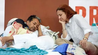 एक्टिविस्ट सोनम वांगचुक और उनकी पत्नी गीतांजलि। (फाइल फोटो-ANI)