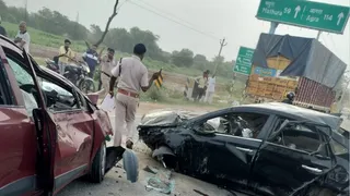 सड़क हादसे में कार के परखच्चे उड़े। फोटो- जागरण