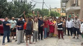 ग्रेटर फरीदाबाद सेक्टर-86 स्थित एडोर हैप्पी होम सोसायटी में बिल्डर के खिलाफ नारेबाजी करते हुए स्थानीय निवासी। जागरण
