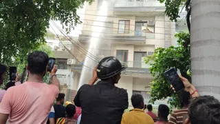 आग बुझाती फायर ब्रिगेड की टीम। फोटो जागरण