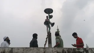 धर्मस्थल से लाउडस्पीकर उतरवाती टीम: जागरण