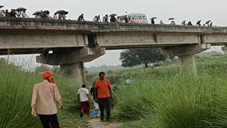 प्रतापगढ़ में कोतवाली नगर के खीरीवीर घाट पर सई नदी में तीन किशोरों के डूबने के बाद जुटी भीड़। जागरण