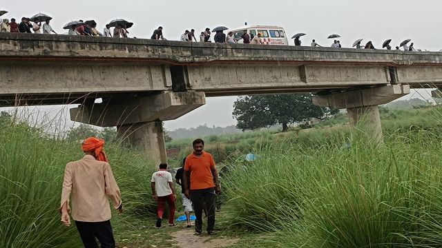 प्रतापगढ़ में दर्दनाक हादसा : सई नदी में स्नान करने गए दो भाइयों सहित तीन किशोर डूबे, एक का शव बरामद; दो की तलाश जारी