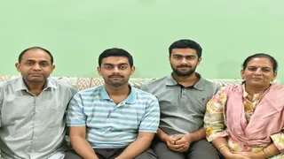 माता-पिता के साथ नीट की परीक्षा में सफल प्रयागराज के जुड़वा भाई सिद्धार्थ और संजय तिवारी। जागरण
