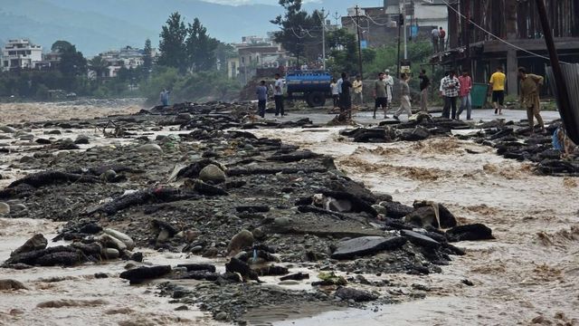 नदी कभी नहीं भूलती अपना रास्ता! राजौरी में 32 साल बाद उसी मार्ग पर लौटी बाढ़, बुजुर्गों की आशंका सच; कई मकान ढहे

