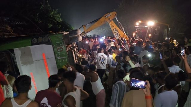 सारण के तरैया में बरातियों से भरी बस पलटी, 1 की मौत और 5﻿ घायल; JCB से निकाले गए दबे लोग