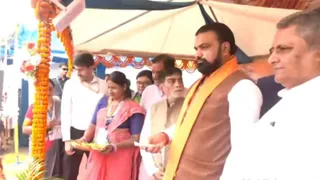 बेगूसराय में आदर्श विद्यालय का शिलापट्ट अनावरण करते सीएम सम्राट चौधरी। साथ में डिप्टी सीएम विजय चौधरी व अन्य।
