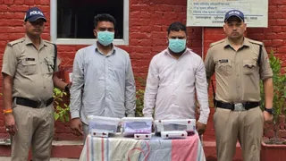 संदिग्ध निकासी मामले में गिरफ्तार तीन आरोपित।