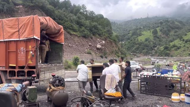 जम्मू-श्रीनगर हाईवे पर मौत का मंजर! देखते ही देखते धरमथल में 25 फीट नीचे धंसी जमीन; मलबे में समा गईं 8 दुकानें
