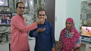 दुबई जेल से वतन लौटे युवक को उठाई खिलाते सांसद डाॅ. आलोक कुमार सुमन। जागरण