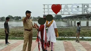 महिला को समझाती पुलिस।