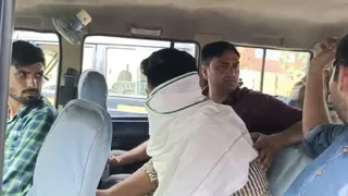 मुजफ्फरनगर में आरोपित लेखपाल परमेशवीर को ले जाती एंटी करप्शन की टीम