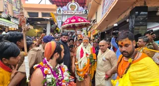 हनुमानगढ़ी में ज्योतिष्ठपीठाधीश्वर स्वामी अविमुक्तेश्वरानंद की सहयोगियों के साथ अगवानी करते गद्दीनशीन के कृपापात्र मामादास दाएं से दूसरे।- जागरण