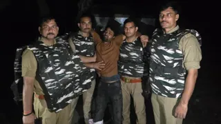 मुठभेड़ में दबोचा गए पांच अंतरराज्यीय वाहन चोर गिरफ्तार।