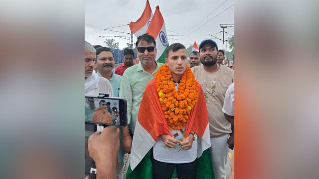 मलेशिया में कांस्य पदक जीतकर घर लौटे पीयूष का गाजीपुर में भव्य स्वागत, क्षेत्र में खुशी की लहर
