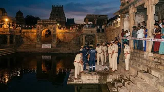 मानसिक तनाव से जूझ रही महिला ने मंदिर के तालाब में कूदकर दी जान (यह तस्वीर AI द्वारा जनरेट की गई है)