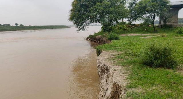 बस्ती में सरयू नदी का घटता जलस्तर बढ़ा रहा कटान का खतरा, ग्रामीणों में दहशत
