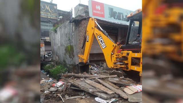 जम्मू-कश्मीर के सुंदरबनी में सरकारी जमीन पर चला बुलडोजर, खोखे और अस्थायी निर्माण हटाए गए
