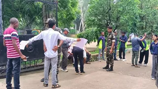 चाईबासा में परीक्षा हॉल में जाने से पहले अभ्यर्थियों की शारीरिक जांच करते कर्मचारी।