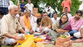 अटीया रायपुर गांव में भूमि पूजन कर सड़क का शिलान्यास करतीं विधायक पूनम संखवार। सौ. ग्रामीण