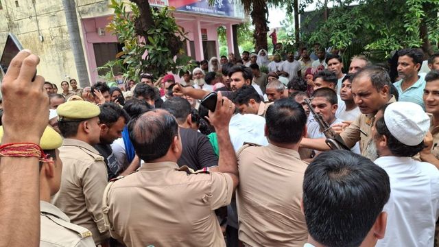 मुजफ्फरनगर में बिल जमा कराने गए JE को ग्रामीणों ने दौड़ा-दौड़ाकर पीटा, थाने में जमकर हुआ हंगामा
