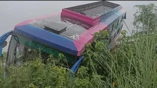 बाइक सवार को बचाने में अनियंत्रित हुई निजी बस।