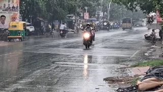 बारिश के बीच सड़क पर निकलते वाहन। जागरण