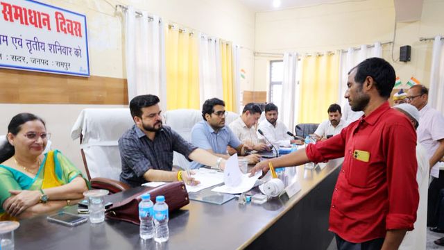 रामपुर: दिव्यांग पिता की बेबसी देख पिघला DM का दिल, मासूम की सर्जरी के लिए तुरंत मंजूर किए ₹45 हजार