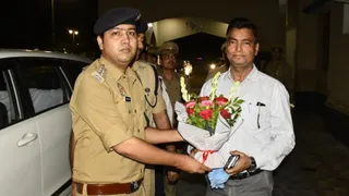 पदभार ग्रहण करने के दौरान स्वागत करते पुलिस अधिकारी।
